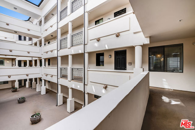 4724 Kester Avenue, Sherman Oaks CA: https://media.crmls.org/mediaz/43d6c2a2-efc8-43a6-baa9-e8b598253a5d.jpg