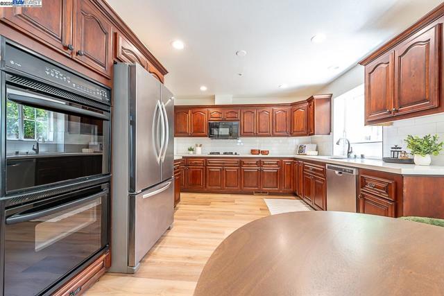 34233 Perry Glen Ter, Union City CA: https://media.crmls.org/mediaz/43d8893a-5725-45cc-92ee-3380a1ff7921.jpg