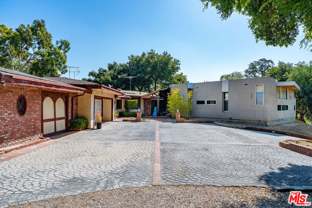 16145 High Valley Place, Encino CA: https://media.crmls.org/mediaz/43d8e175-9f04-44e0-9d2f-3e0b97deaa34.jpg