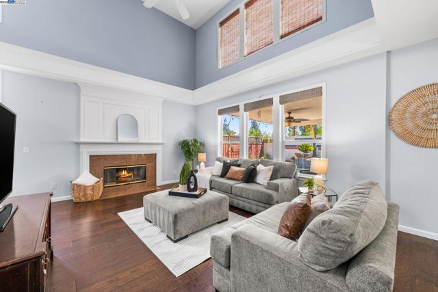 635 Eliot Dr, Livermore CA: https://media.crmls.org/mediaz/43db1184-d020-44fc-af14-c87cb5891f13.jpg