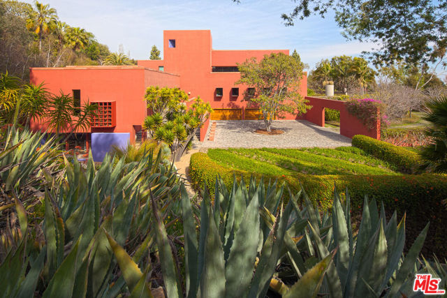 470 Layton Way, Los Angeles CA: https://media.crmls.org/mediaz/43db197b-8d2d-4d46-9934-a55ee250d6a4.jpg