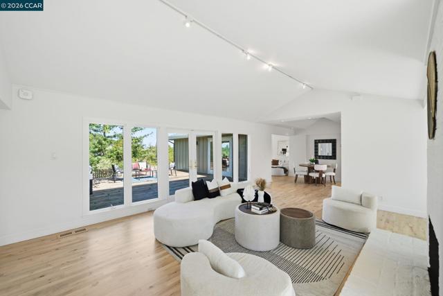 102 Hillcrest Dr, Orinda CA: https://media.crmls.org/mediaz/43db51ba-a589-4a3e-a273-7cd634fd7eed.jpg