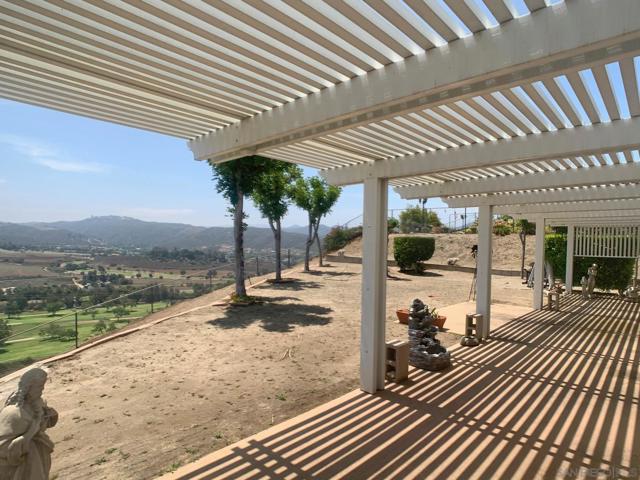 2552 Wind River Rd, El Cajon CA: https://media.crmls.org/mediaz/43db5713-6812-485f-817b-6ae0985dab9d.jpg