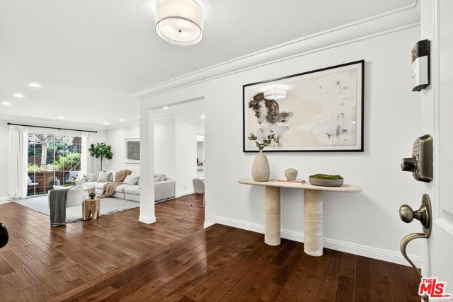 315 N Swall Drive, Beverly Hills CA: https://media.crmls.org/mediaz/43dbcc5a-9966-4b76-8f19-f7dbd7aea8f9.jpg