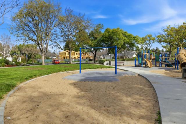 800 Fountain Park Lane, Mountain View CA: https://media.crmls.org/mediaz/43dbe0f5-0771-49ef-992d-3b45e8dc88e3.jpg