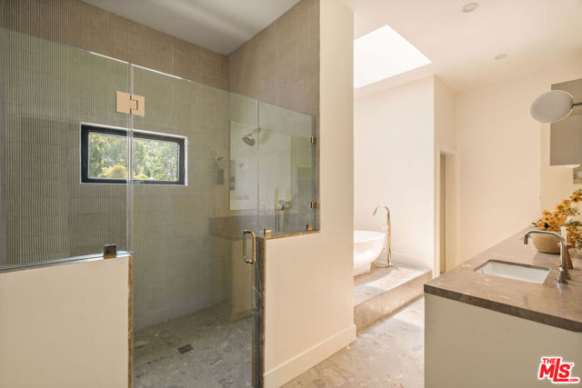3820 S Burnside Avenue, Los Angeles CA: https://media.crmls.org/mediaz/43dcbb69-8ad4-40a9-9ea9-0a60d560bde1.jpg