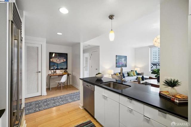 0 501 Beale Street, San Francisco CA: https://media.crmls.org/mediaz/43dd4ca8-63a0-463a-91c0-1ad92f731d72.jpg