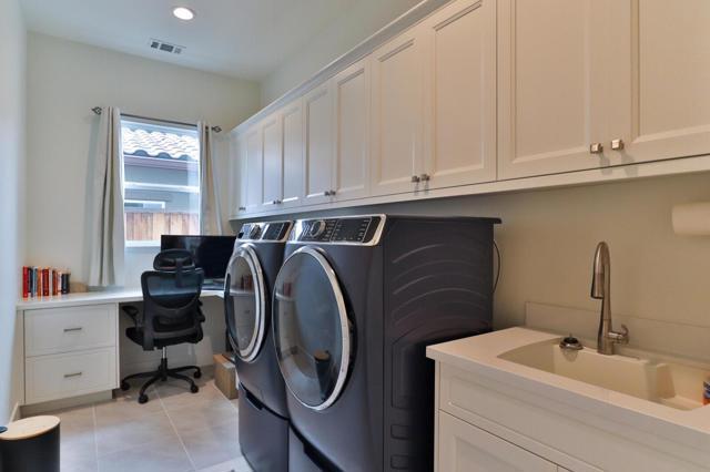 2102 White Oak Drive, Hollister CA: https://media.crmls.org/mediaz/43df5dc6-276f-4bdb-8b16-b679f5eaf344.jpg