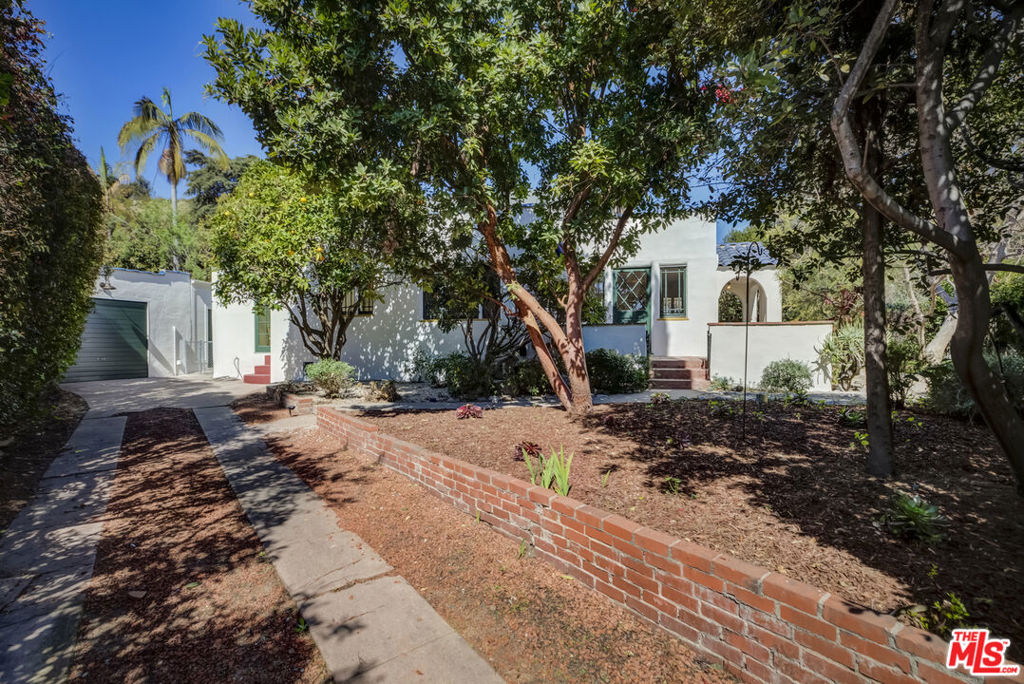 2659 N Beachwood Drive