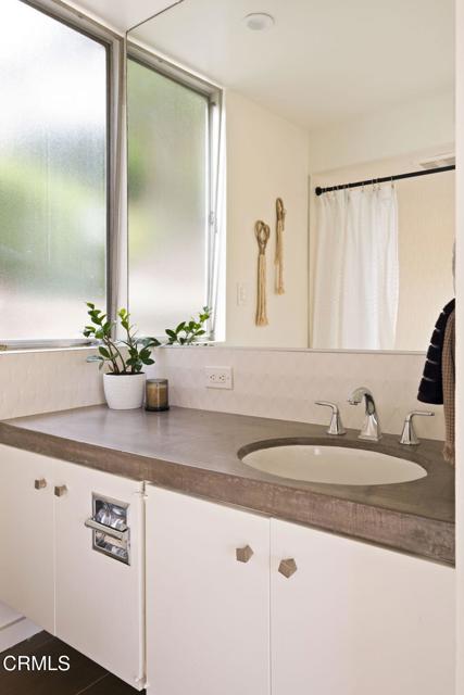 1256 Club House Drive, Pasadena CA: https://media.crmls.org/mediaz/43e109a7-6d21-418e-a0b4-d0b8f84644b1.jpg
