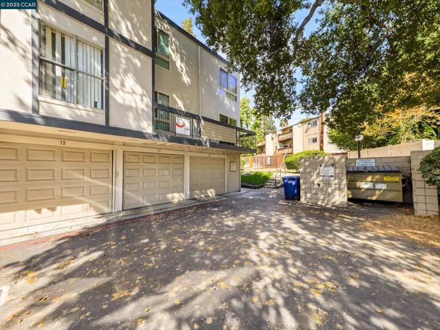 2033 Sierra Rd, Concord CA: https://media.crmls.org/mediaz/43e11c17-c8ef-44d7-be7b-04c834642347.jpg