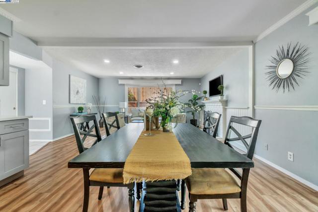 6013 Green Glen Way, Sacramento CA: https://media.crmls.org/mediaz/43e1c405-1893-4d11-934f-3326dab2af55.jpg