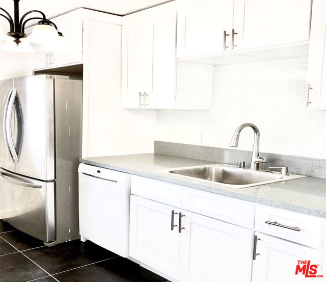 4171 W 4th Street, Los Angeles CA: https://media.crmls.org/mediaz/43e2c269-ba76-41f4-8e8d-ae5c63343119.jpg