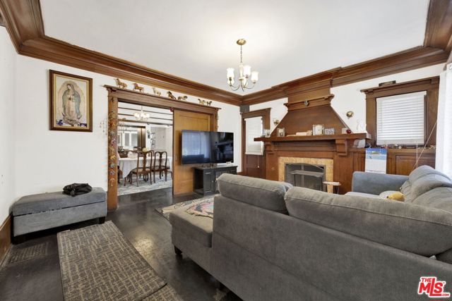 1215 W 39th Place, Los Angeles CA: https://media.crmls.org/mediaz/43e35cdd-126a-47a6-9f93-dad52cb8267e.jpg
