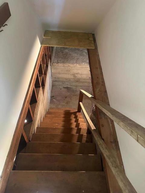 1920 Oak Knoll Drive, Belmont CA: https://media.crmls.org/mediaz/43e3a65f-8867-461e-920c-b942dbd11b2a.jpg