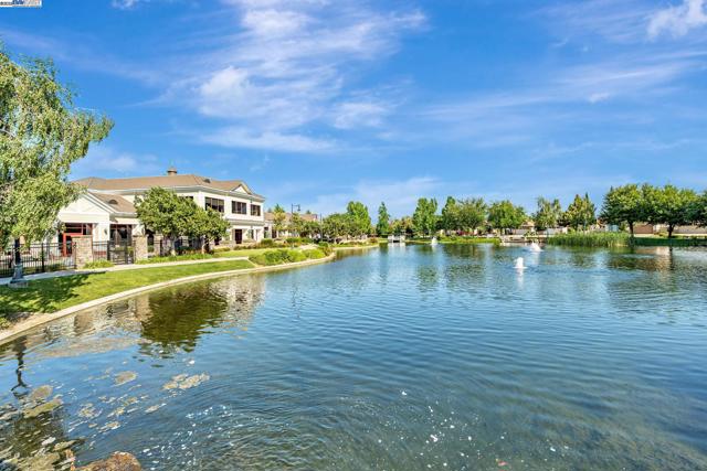 2453 Gardenstone Pl, Manteca CA: https://media.crmls.org/mediaz/43e45e12-bd21-4829-8ae9-acdee4c09de3.jpg