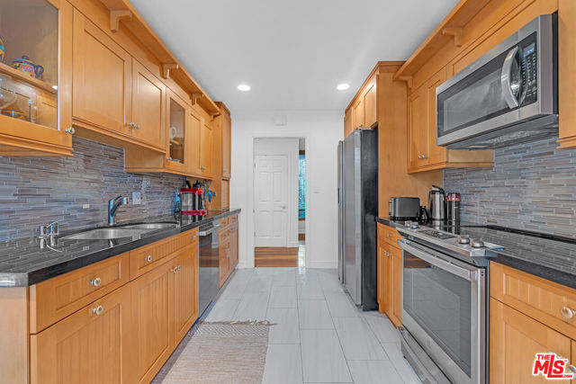 502 San Vicente Boulevard, Santa Monica CA: https://media.crmls.org/mediaz/43e50b04-281a-45c4-8dc7-66c2e933c2ed.jpg