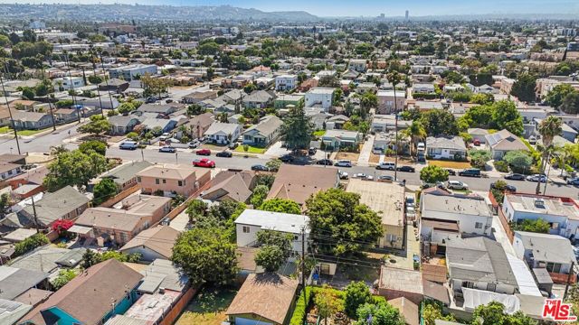 2922 8th Avenue, Los Angeles CA: https://media.crmls.org/mediaz/43e5b719-1c4f-4c98-b161-99d8f0a2cf72.jpg