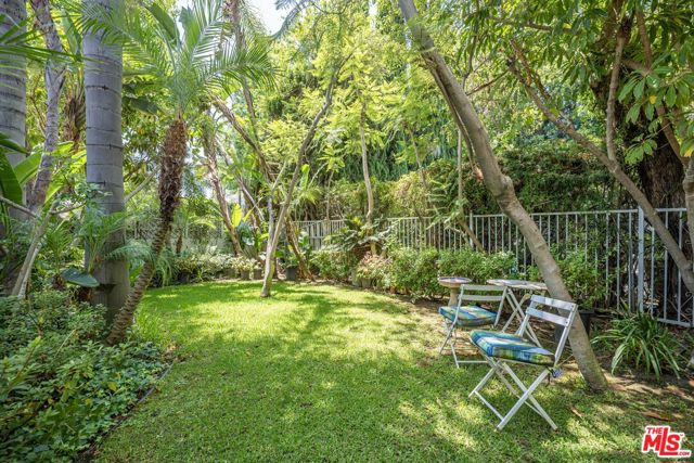 602 N Crescent Drive, Beverly Hills CA: https://media.crmls.org/mediaz/43e67be0-a5b3-4a4e-bcfe-f78b03711412.jpg