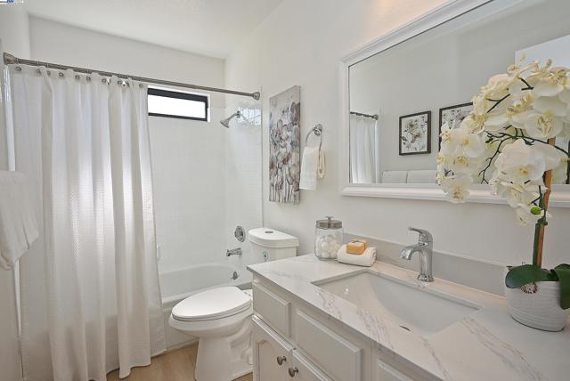 28111 Ziele Creek Dr, Hayward CA: https://media.crmls.org/mediaz/43e691ca-85dd-4979-92e2-d4b58cf94e02.jpg