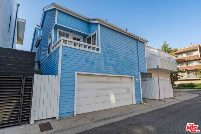 134 Roma Court, Marina del Rey CA: https://media.crmls.org/mediaz/43e8636a-ce80-4848-8ce9-ba3fcd3a01c9.jpg