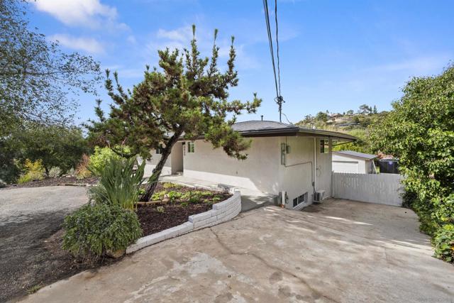 9430 Tropico Dr, La Mesa CA: https://media.crmls.org/mediaz/43e8779d-7168-40a3-8294-87b4438a7398.jpg