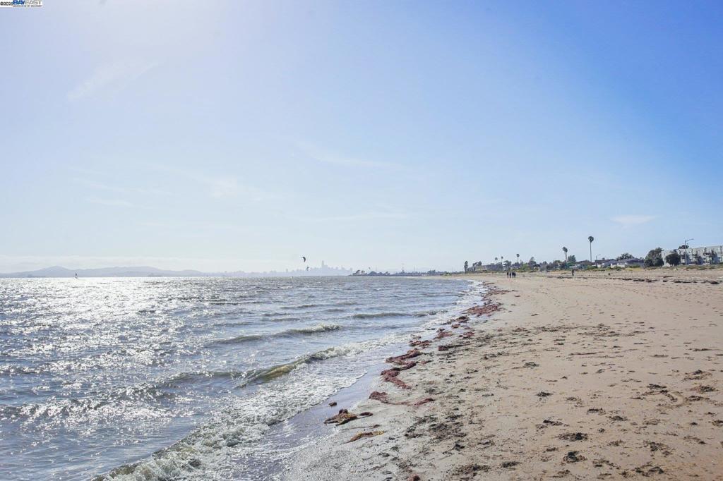 https://media.crmls.org/mediaz/43e8c306-b784-4f61-b996-02a98611f8c0.jpg?preset=X-Large