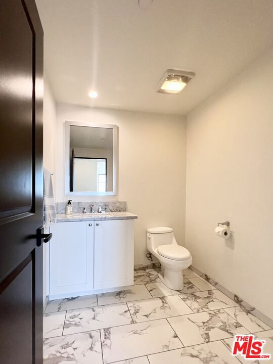 859 S LUCERNE Boulevard, Los Angeles CA: https://media.crmls.org/mediaz/43e8cd50-88ff-4848-bd19-1bcffdd88ffc.jpg