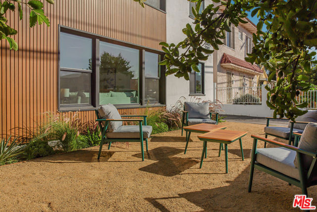 2046 S Burnside Avenue, Los Angeles CA: https://media.crmls.org/mediaz/43e8f3d0-53d4-4836-9d59-d7e70a9b3da3.jpg