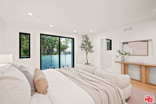 2530 Beverley Avenue, Santa Monica CA: https://media.crmls.org/mediaz/43e8f93d-261c-498c-acfd-fff7c044000b.jpg