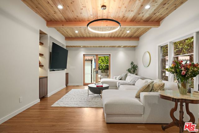 1618 S Durango Avenue, Los Angeles CA: https://media.crmls.org/mediaz/43e96a37-4634-44bc-9c71-14cc4e3670a4.jpg