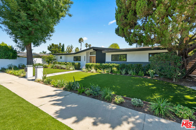 23442 Burbank Boulevard, Woodland Hills CA: https://media.crmls.org/mediaz/43e9e99e-680d-4dfe-9f99-b6a5f21a554f.jpg