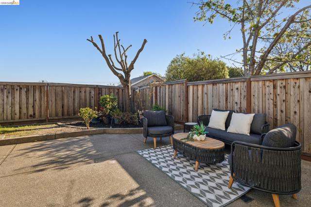 2004 Fries Ct, Martinez CA: https://media.crmls.org/mediaz/43eaaa0a-4ba7-48b3-a78e-2b483cd38ee3.jpg