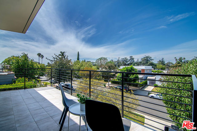 362 N Norton Avenue, Los Angeles CA: https://media.crmls.org/mediaz/43eae1da-5b95-4e96-90d3-dc919cb6be98.jpg