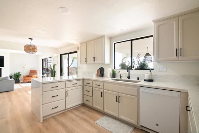 2524 Luciernaga St, Carlsbad CA: https://media.crmls.org/mediaz/43eb439e-2e04-422e-ac9a-f9bdf8eff16a.jpg
