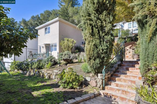 40 Las Palomas, Orinda CA: https://media.crmls.org/mediaz/43ebbbf7-5424-4aa9-973a-84f68b1c3491.jpg