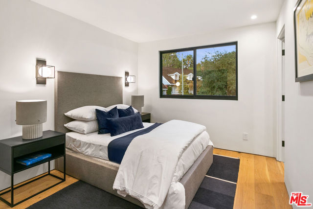 11428 Dona Lola Drive, Studio City CA: https://media.crmls.org/mediaz/43ebee1d-7990-43c1-94c6-e5b161a3e670.jpg