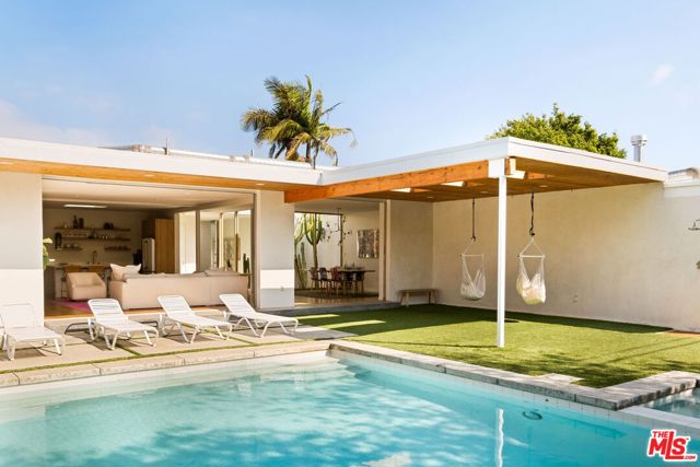 6641 Bedford Avenue, Los Angeles CA: https://media.crmls.org/mediaz/43ebff37-4a3d-4b44-bd1c-fb0a6eb61ab3.jpg
