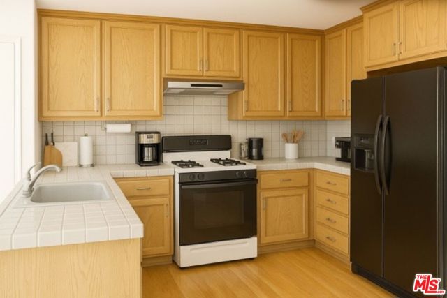 10 30th Avenue, Venice CA: https://media.crmls.org/mediaz/43ed6063-f7f8-4540-964f-ac0c670384f4.jpg