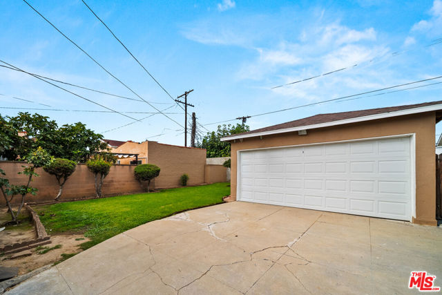 3961 W 64th Street, Los Angeles CA: https://media.crmls.org/mediaz/43ed6fd1-c039-4493-add3-da8dafcff0c8.jpg