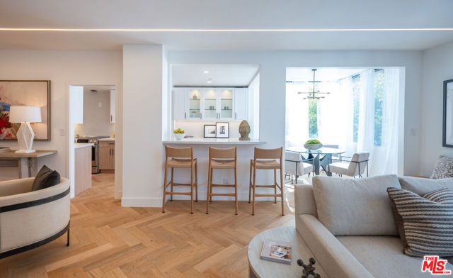 412 N Palm Drive, Beverly Hills CA: https://media.crmls.org/mediaz/43f06bfd-357a-449e-9012-d64e27ddb205.jpg