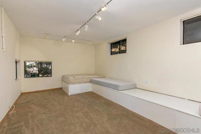2150 Balboa Ave, Del Mar CA: https://media.crmls.org/mediaz/43f24374-fd89-4f6a-94b9-a3800af24bee.jpg