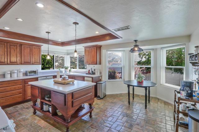 15549 Vista Vicente Dr, Ramona CA: https://media.crmls.org/mediaz/43f28bc2-bfd9-4883-bbcf-2c9c3174526b.jpg