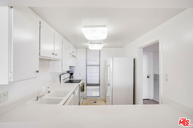 4316 Marina City Drive, Marina del Rey CA: https://media.crmls.org/mediaz/43f2956f-3325-4a5c-856f-37b98acb16c0.jpg