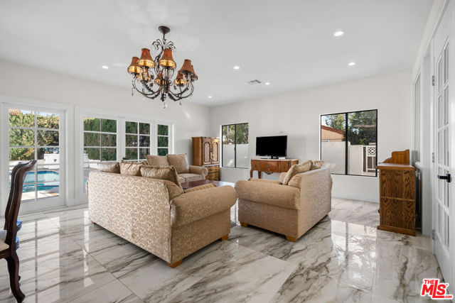 941 Yale Street, Santa Monica CA: https://media.crmls.org/mediaz/43f2b477-bc2b-4fb6-bd3e-6cbb3c5b80ed.jpg