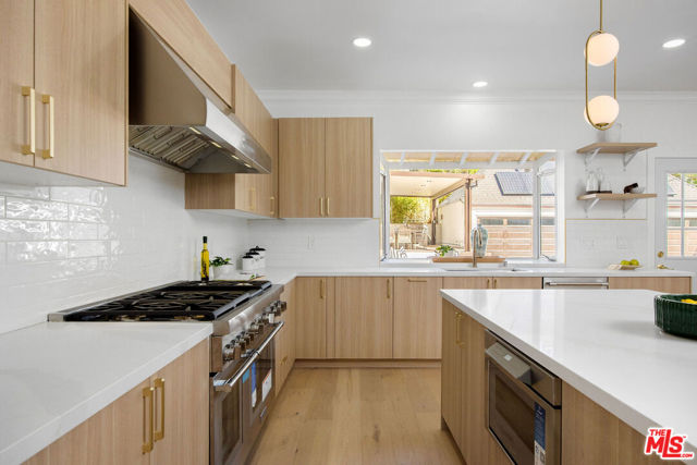 832 S Plymouth Boulevard, Los Angeles CA: https://media.crmls.org/mediaz/43f3593a-5f3f-4ffb-b6d9-34985c943f25.jpg