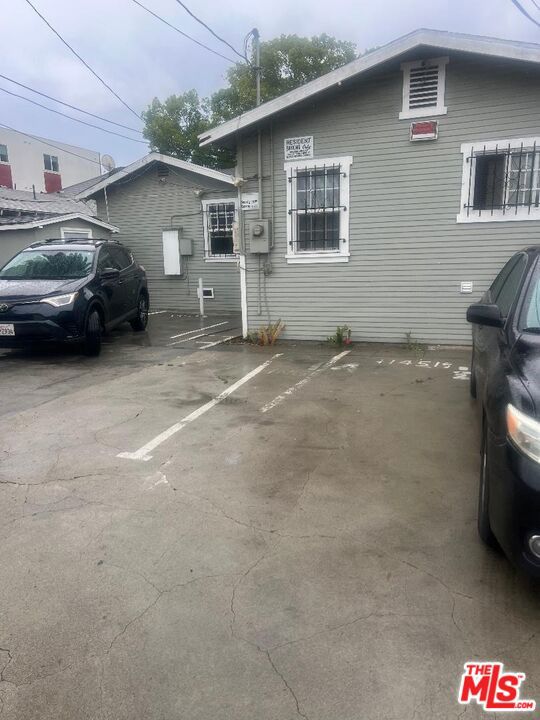 1451 W 37th Drive, Los Angeles CA: https://media.crmls.org/mediaz/43f413d9-38b6-4de7-af64-1d77591ee26c.jpg
