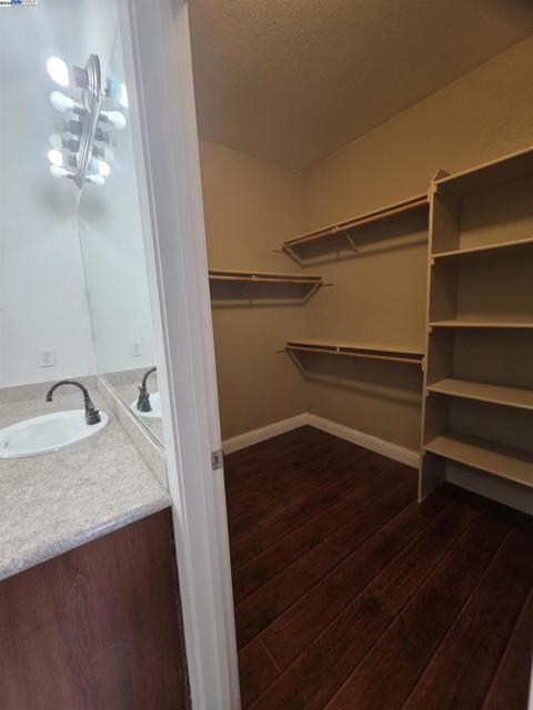 254 Peach Leaf Way, Sacramento CA: https://media.crmls.org/mediaz/43f4315b-3d64-4e2c-9548-078ce175d13b.jpg