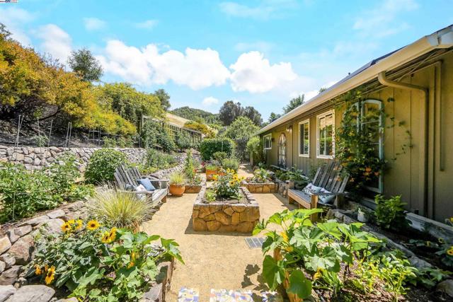 8700 Oak Tree Ln, Castro Valley CA: https://media.crmls.org/mediaz/43f45904-d9b6-4871-8c4b-14f2185d0c16.jpg