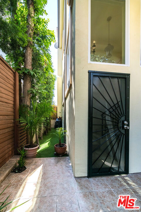 4125 W Hood Avenue, Burbank CA: https://media.crmls.org/mediaz/43f4c5f2-11b2-43a0-9860-a2151d7e469b.jpg